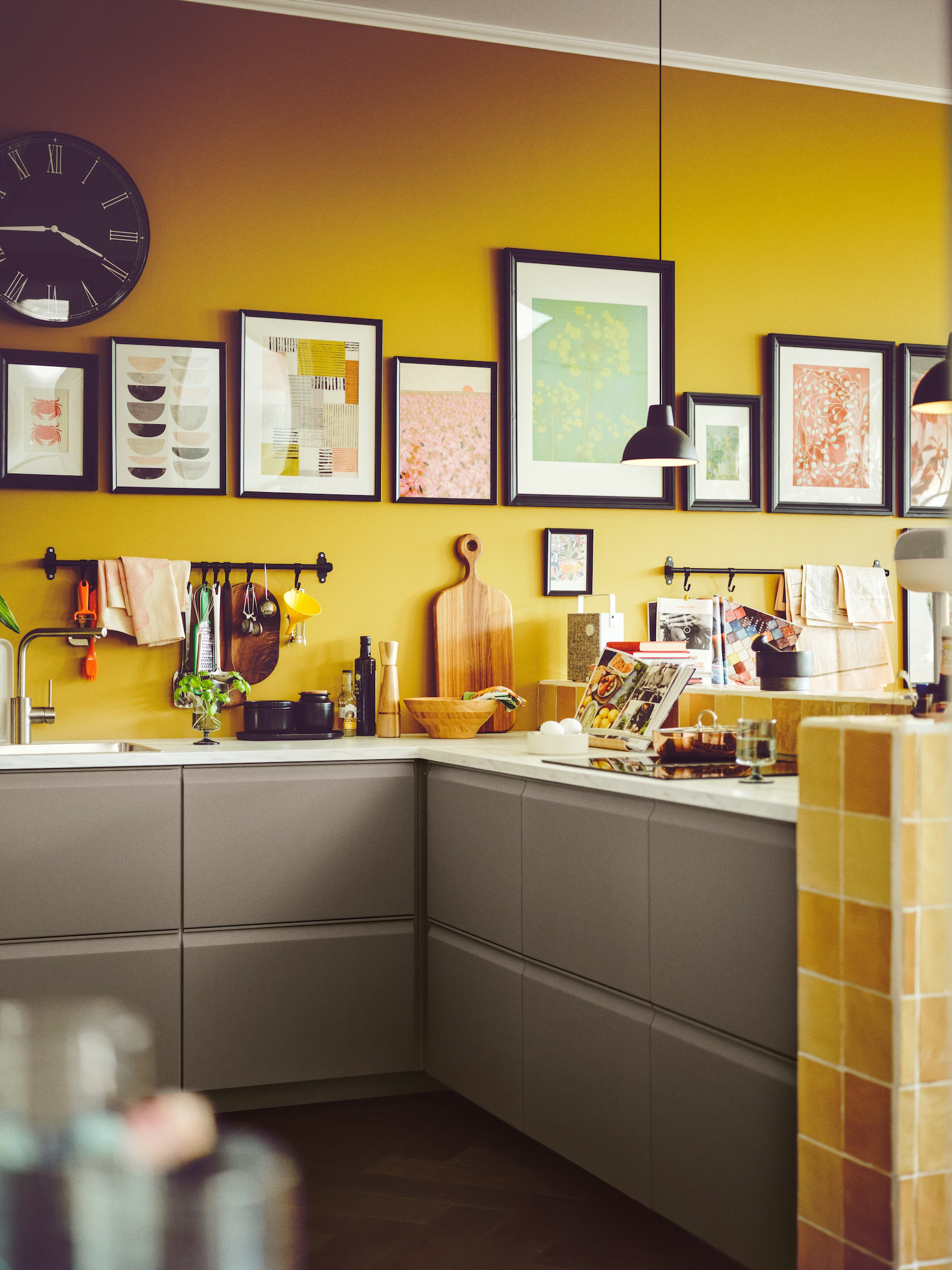 cuisine grise IKEA murs jaunes cuisine grise IKEA murs jaunes