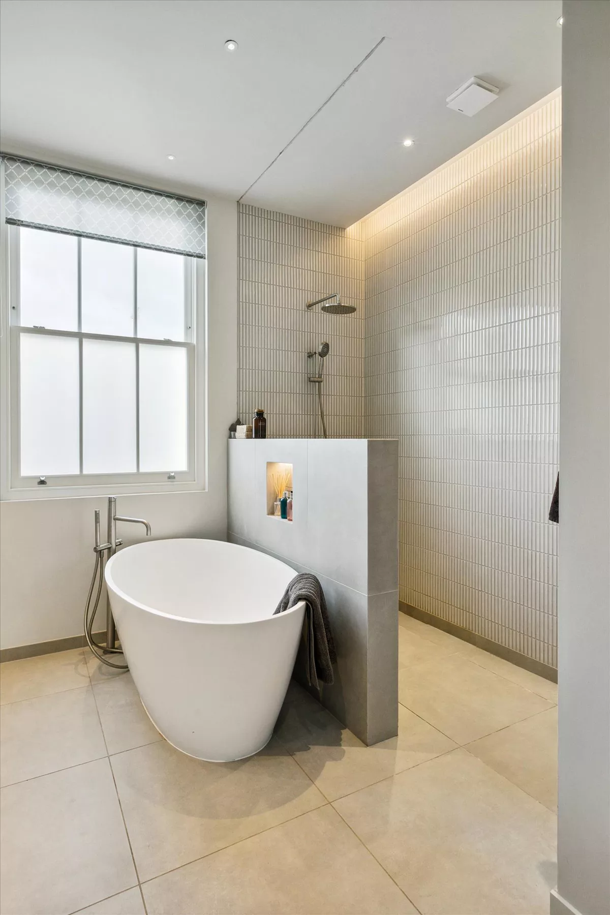 salle de bain design grise maison de ville