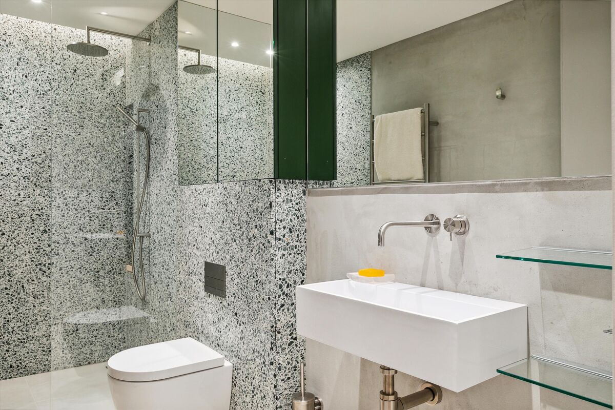 salle de bain design grise maison de ville