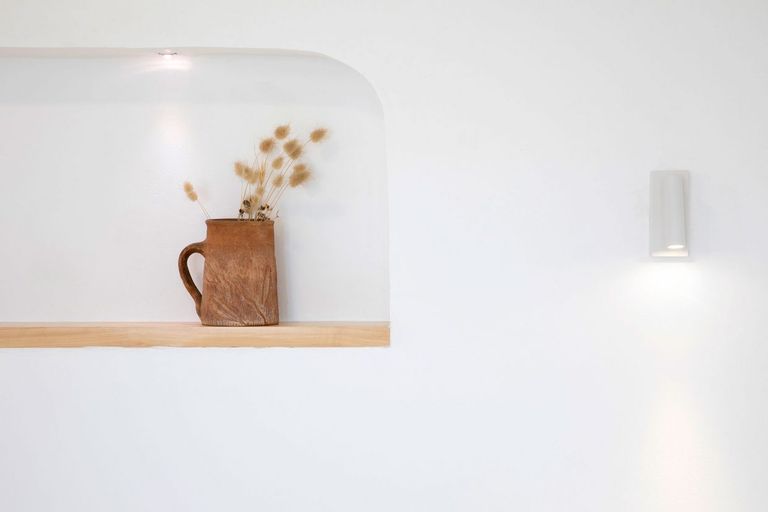 niche avec poterie