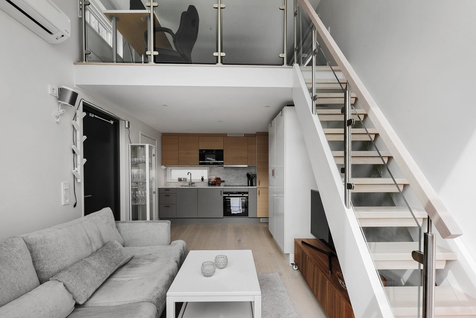 salon avec mezzanine mini maison 33m2