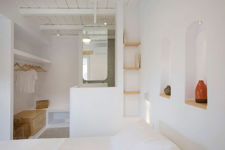 dressing ouvert dans chambre