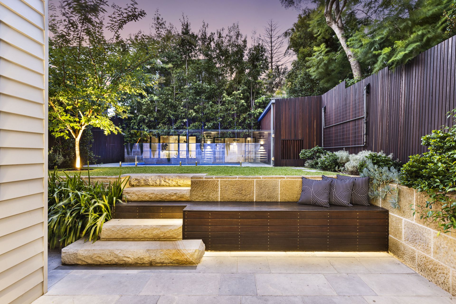 jardin avec piscine cottage traditionnel de style victorien jardin avec piscine cottage traditionnel de style victorien