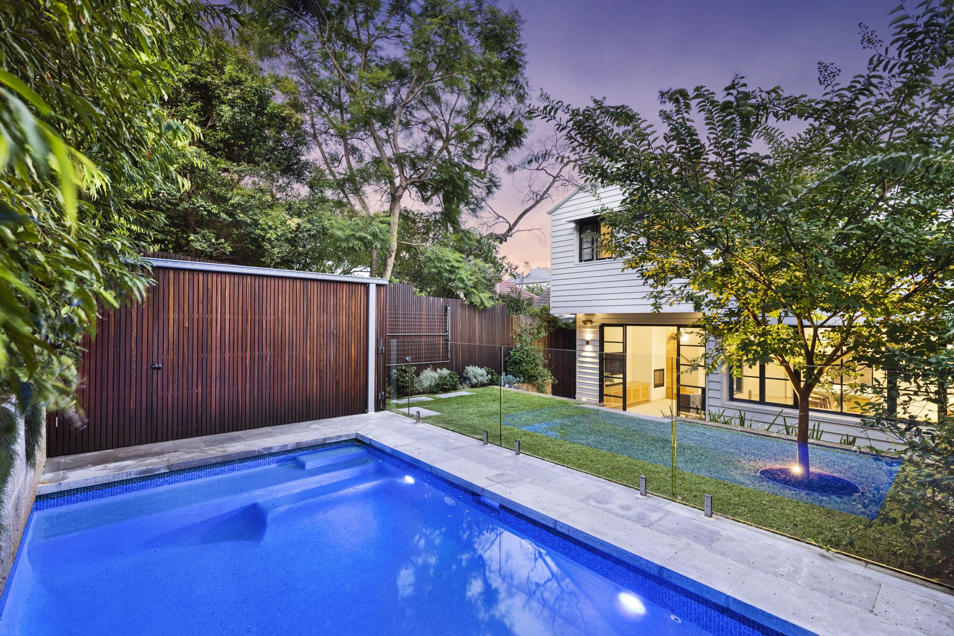jardin avec piscine cottage traditionnel de style victorien jardin avec piscine cottage traditionnel de style victorien