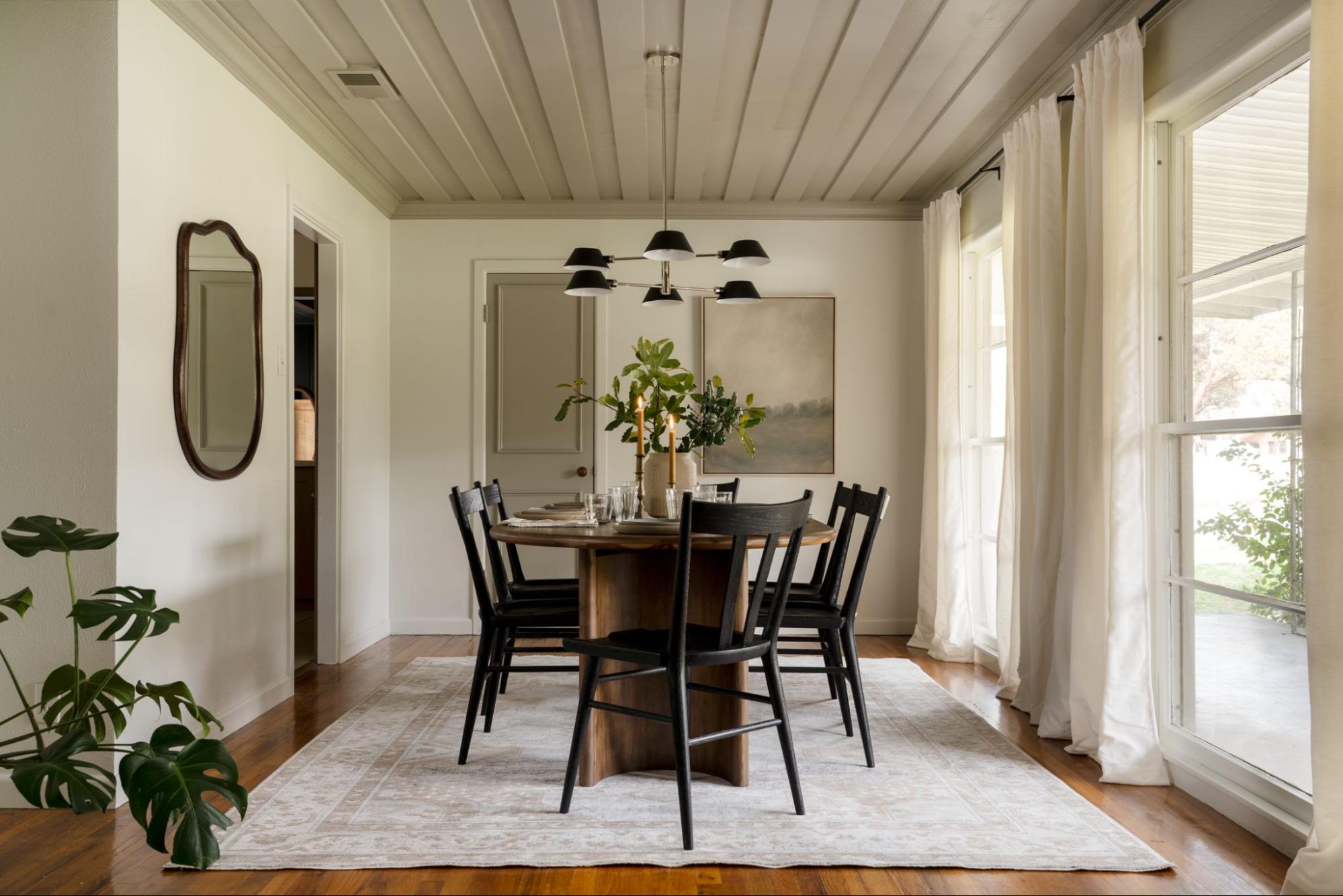 salle à manger beige rénovée par Joanna Gaines