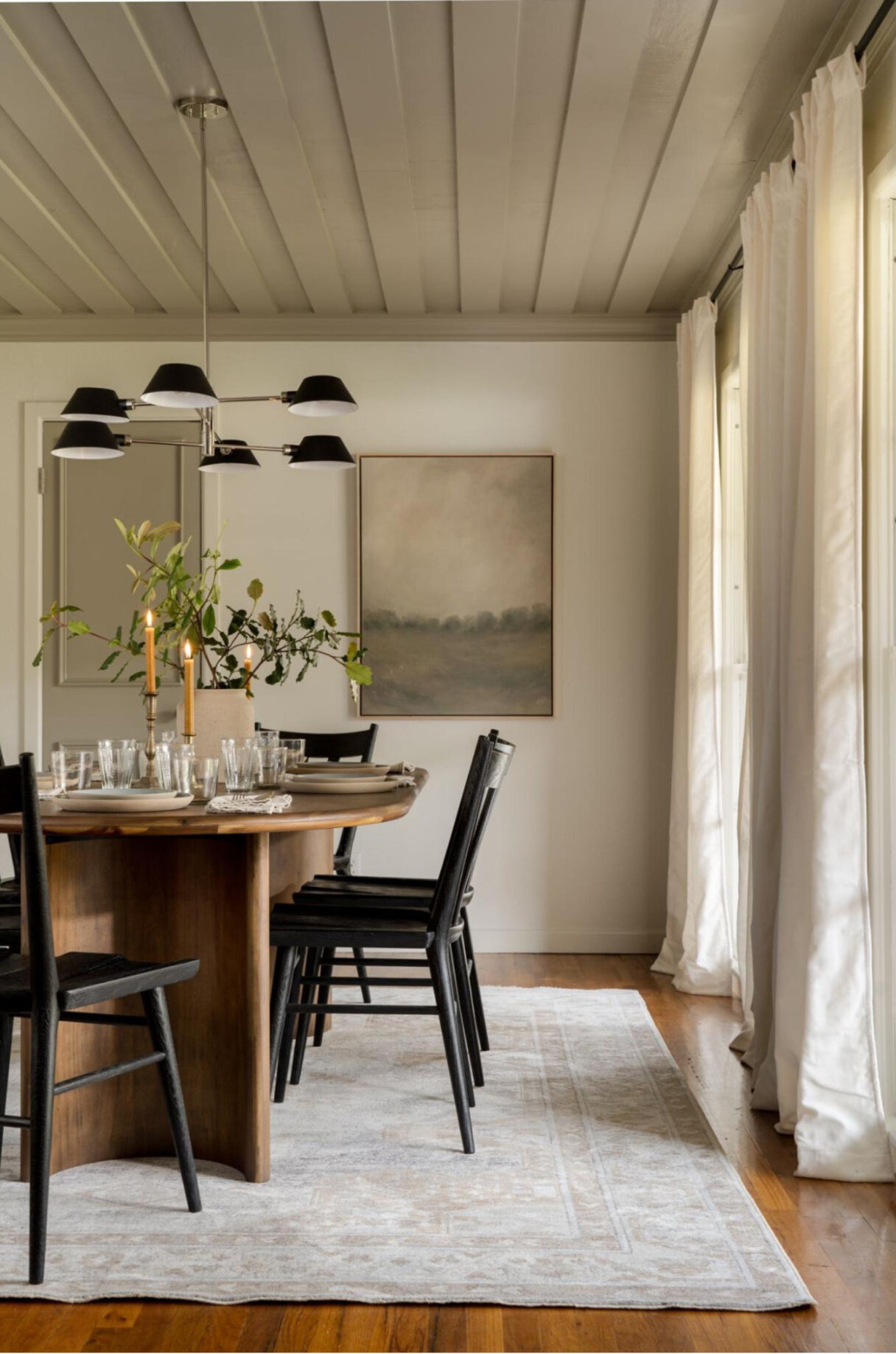 salle à manger beige rénovée par Joanna Gaines