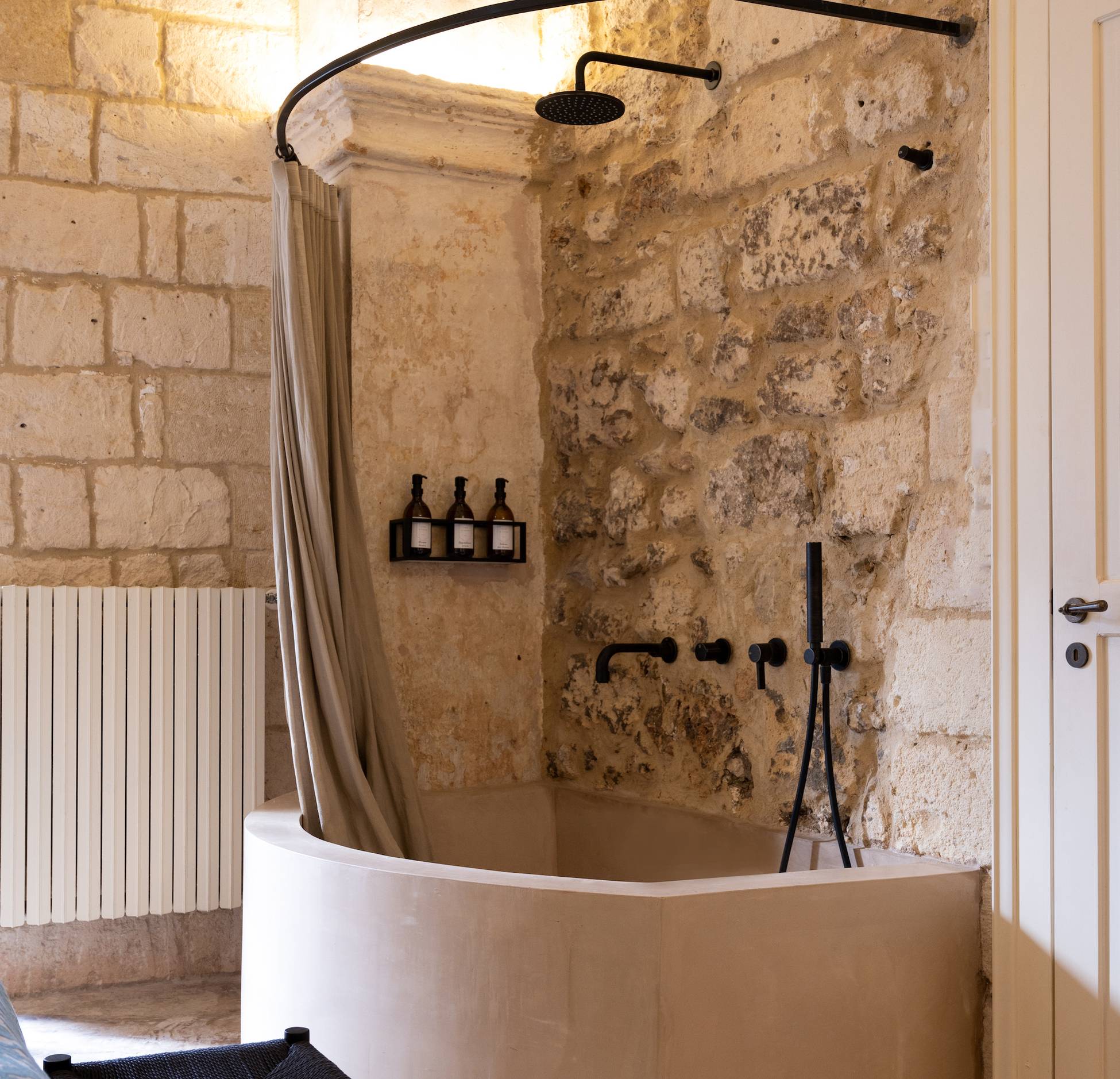 salle de bain mur de pierres