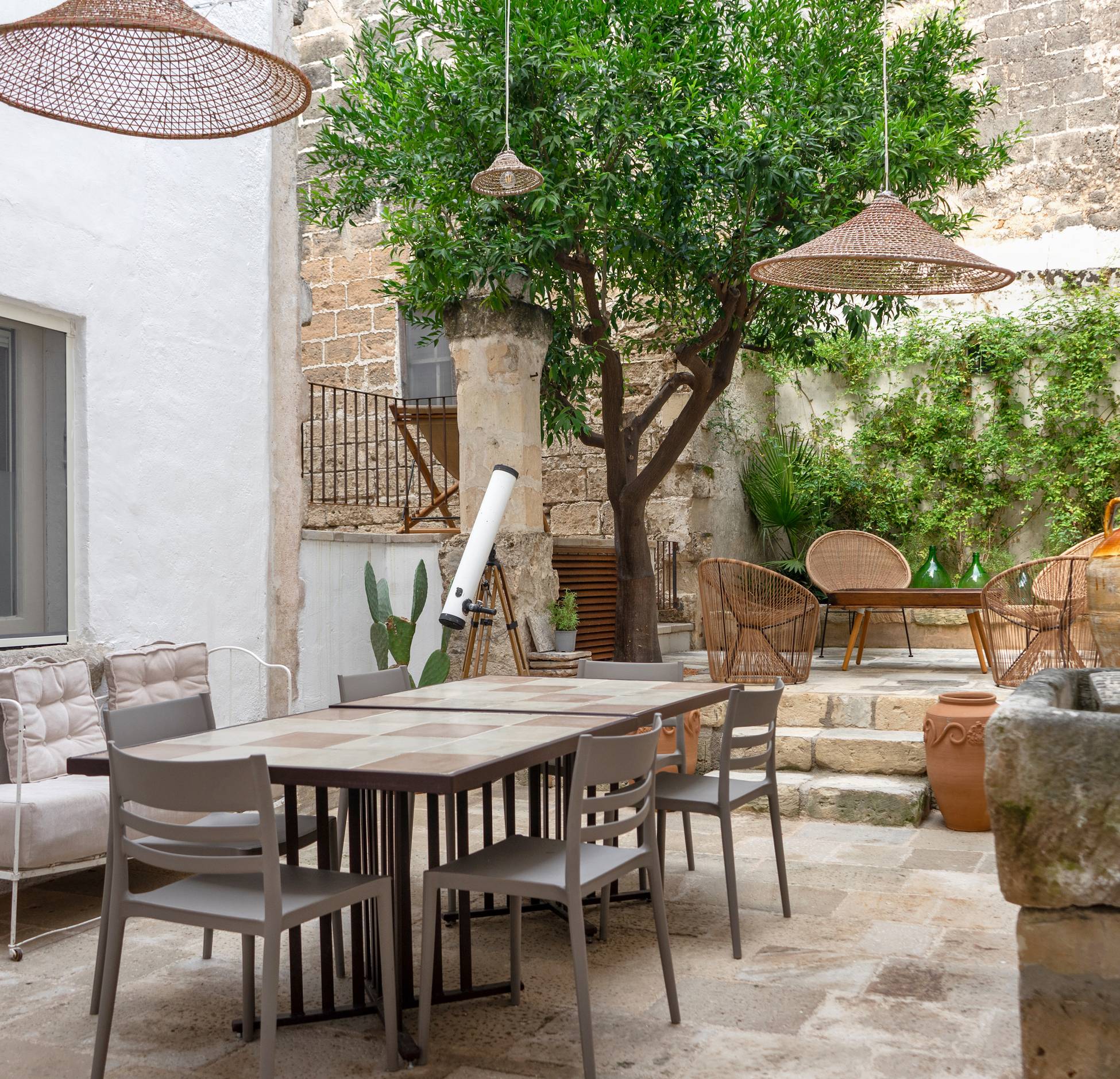 salle à manger sur terrasse pavée