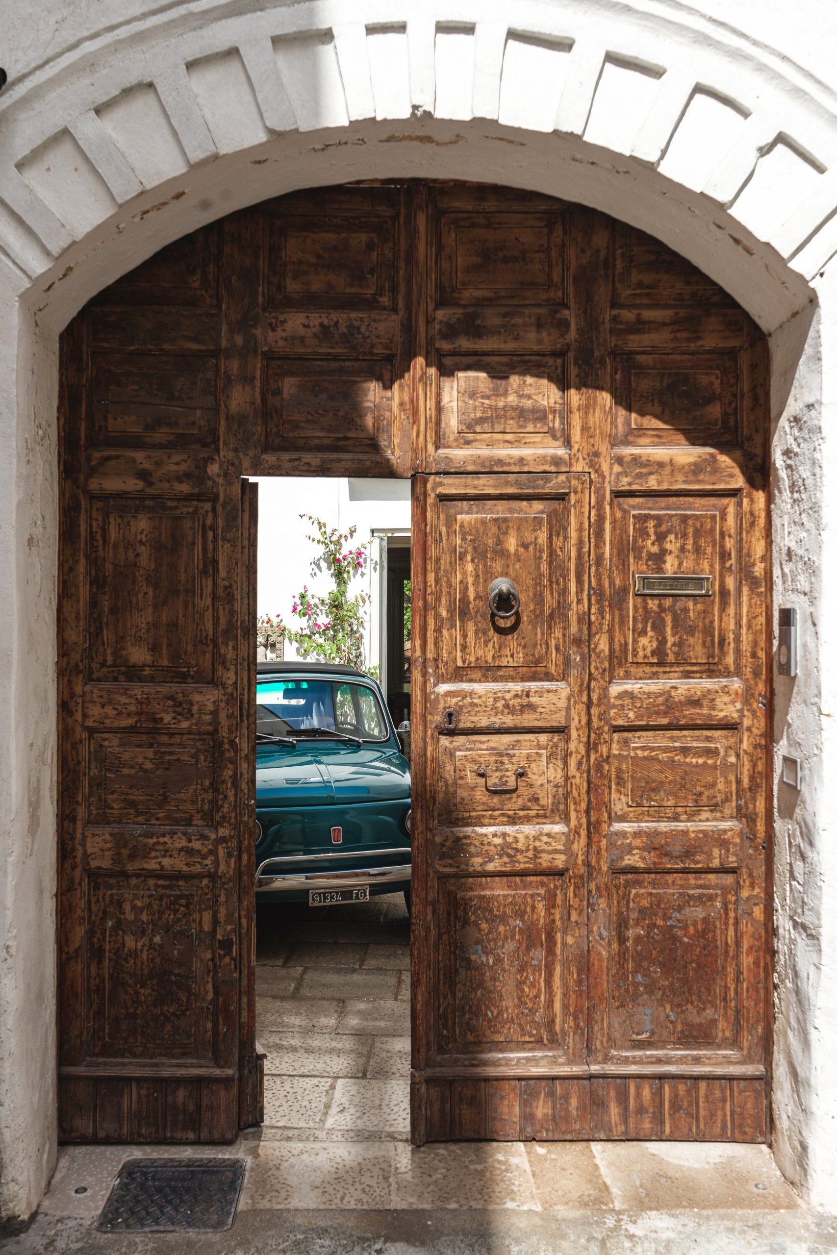 porte entrée maison rustique et élégante Pouilles et Fiat 500