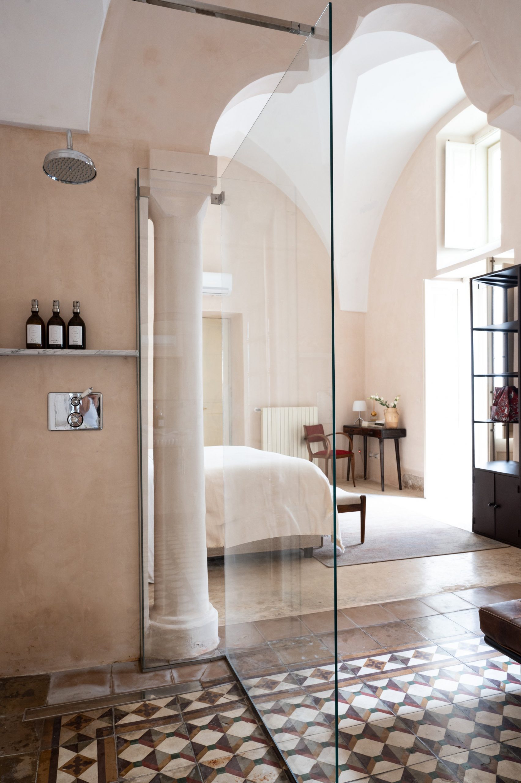 salle de bain avec chambre décoration vintage