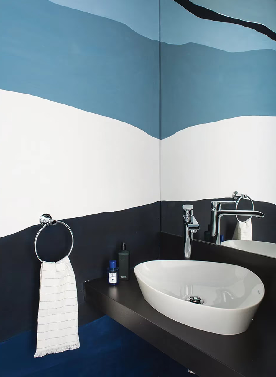salle de bain blanche et bleue