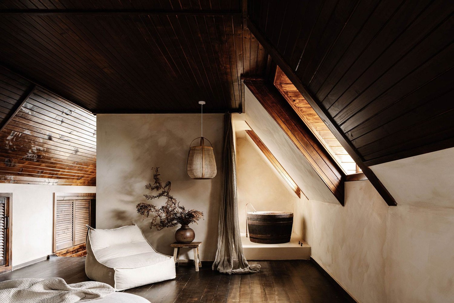 chambre mansardée avec salle de bain décoration wabi-sabi chambre mansardée avec salle de bain décoration wabi-sabi