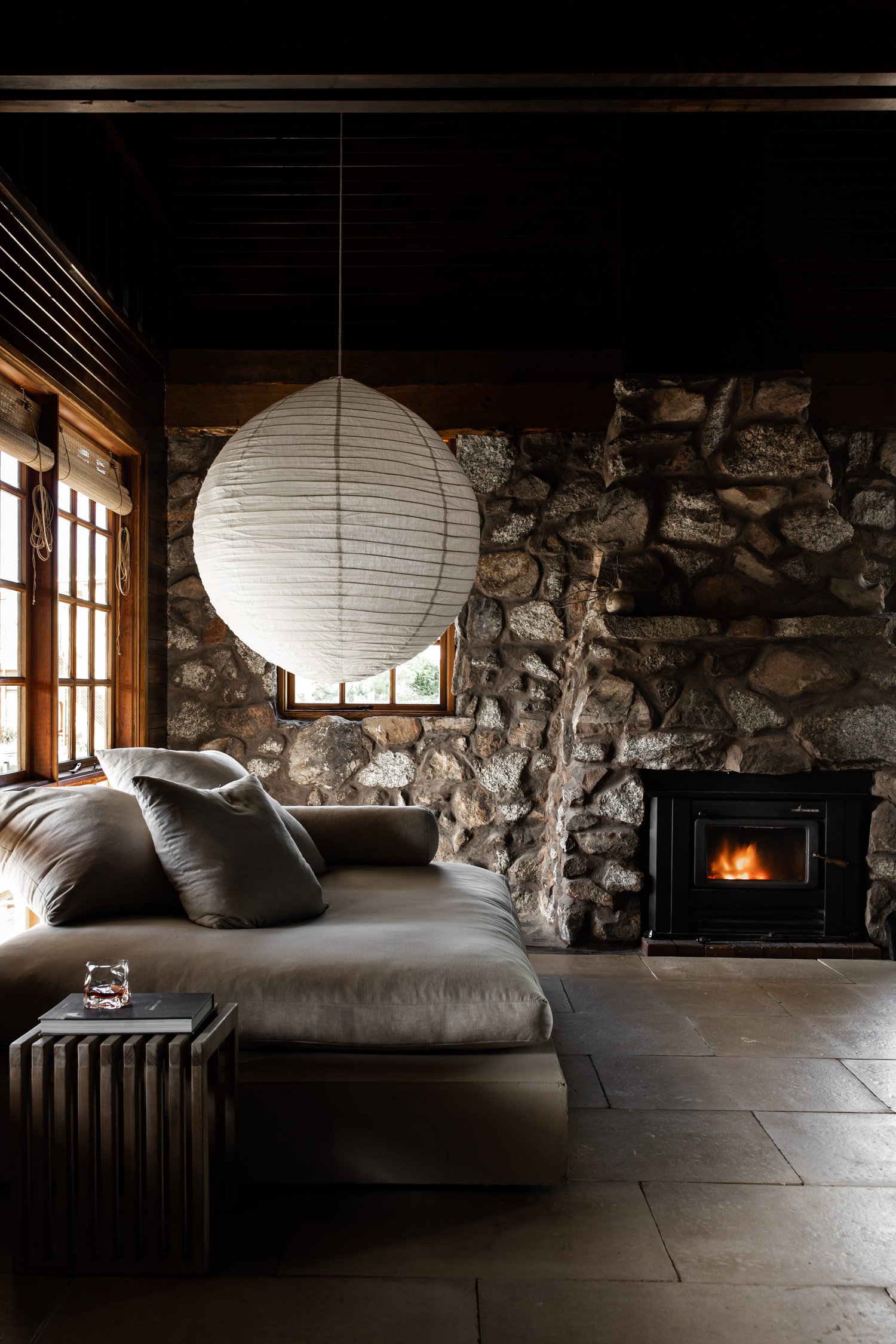 salon avec cheminée rustique maison en bois et granit salon avec cheminée rustique maison en bois et granit