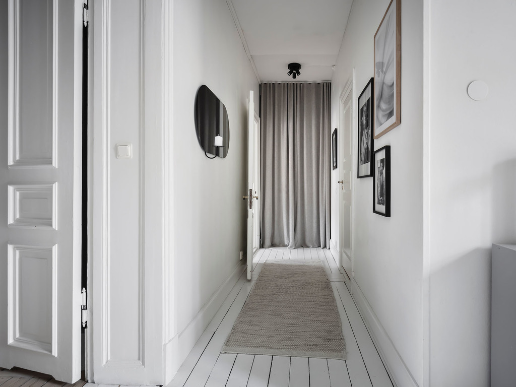 couloir parquet peint en blanc