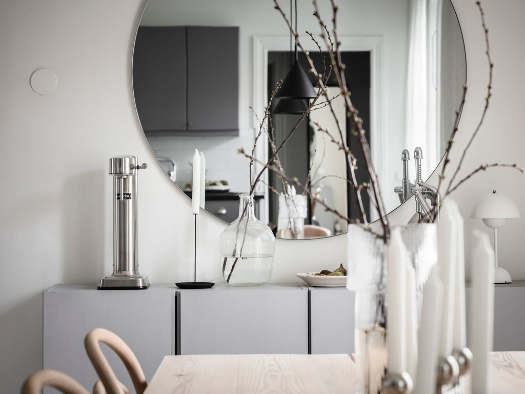 salle à manger avec miroir rond