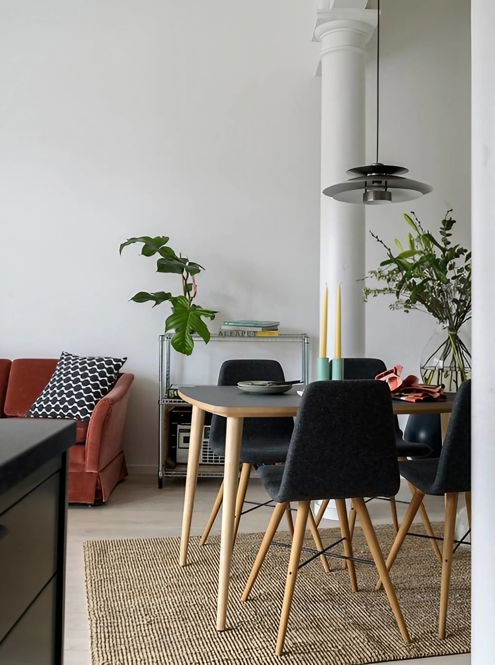 salon avec pilier fonte mini loft 50m2