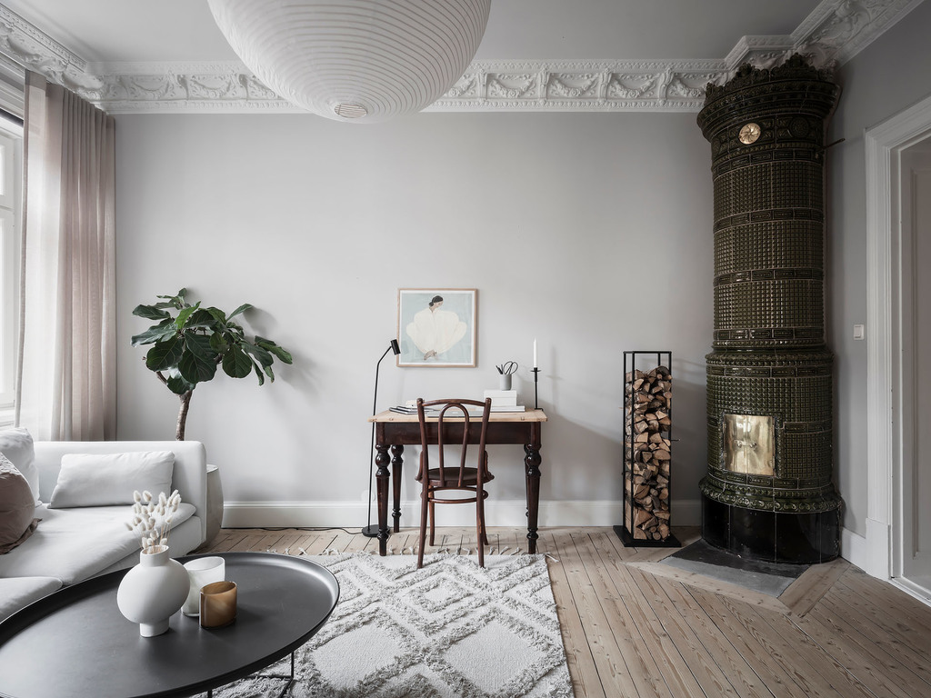 salon décoration scandinave avec des moulures