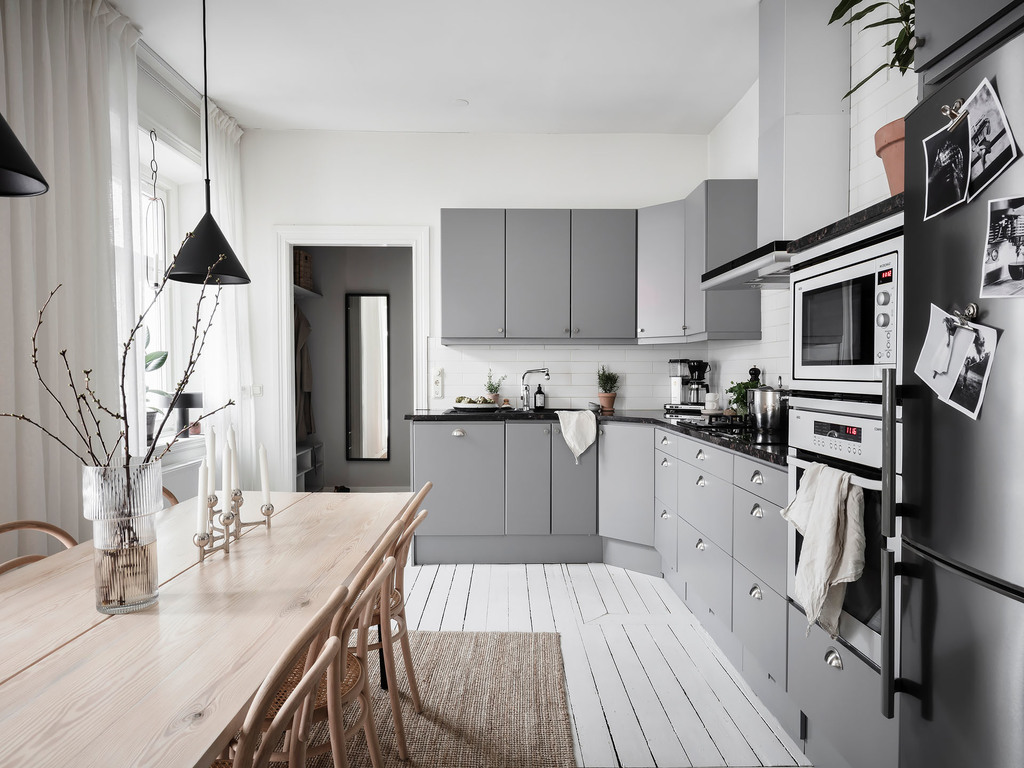 cuisine design grise avec salle à manger 