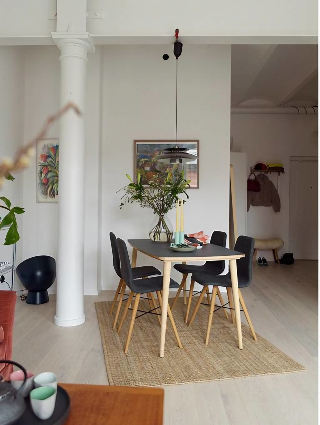 salle à manger avec pilier fonte mini loft 50m2