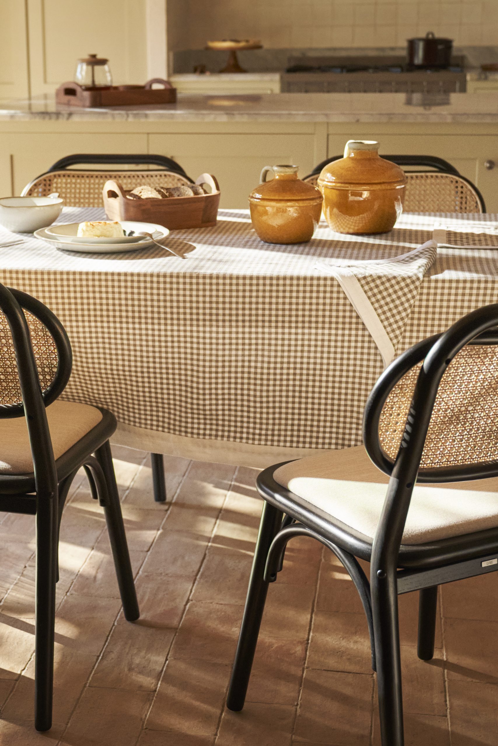 table avec nappe à carreaux table avec nappe à carreaux