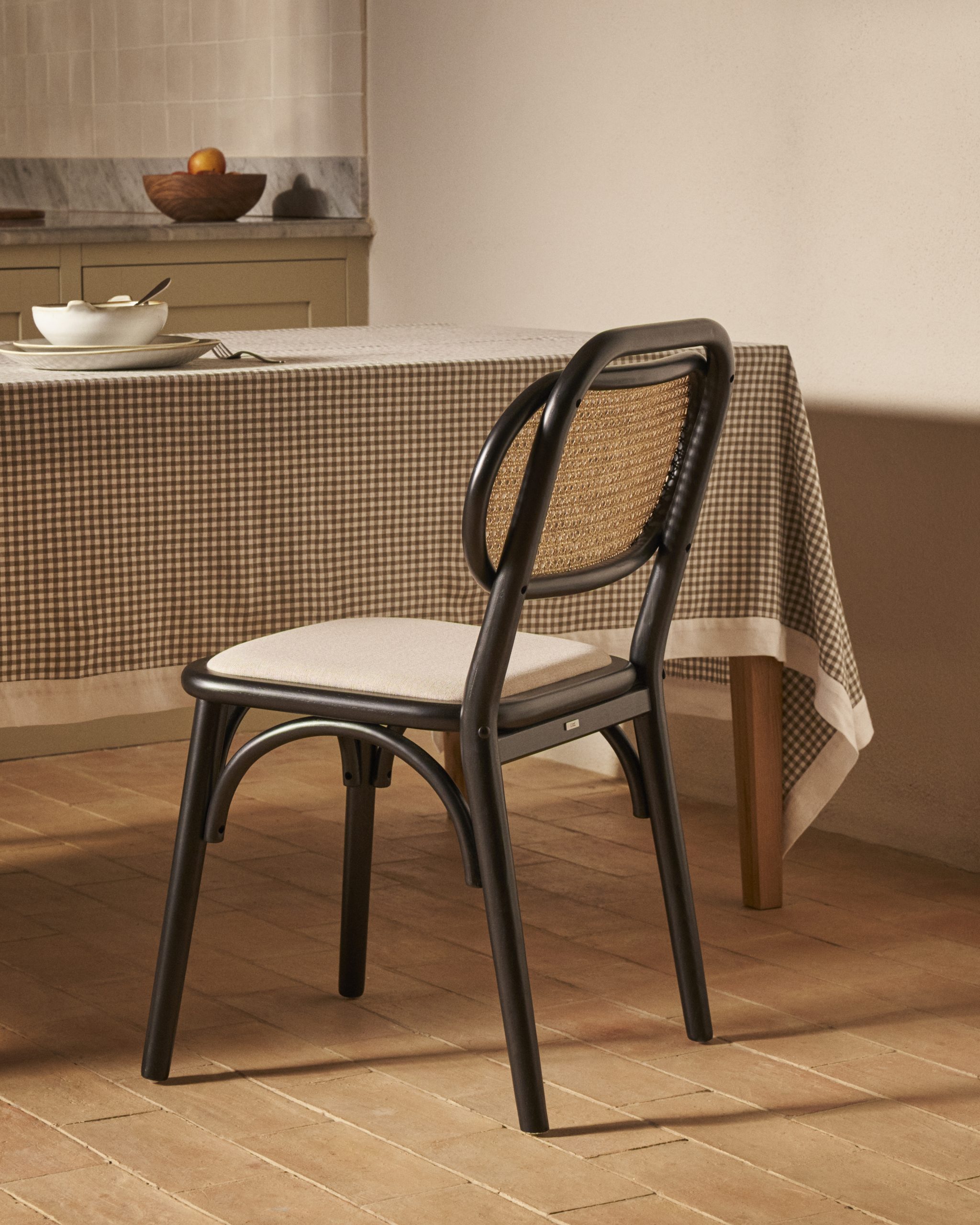 cuisine avec chaise cannage Kave Home cuisine avec chaise cannage Kave Home