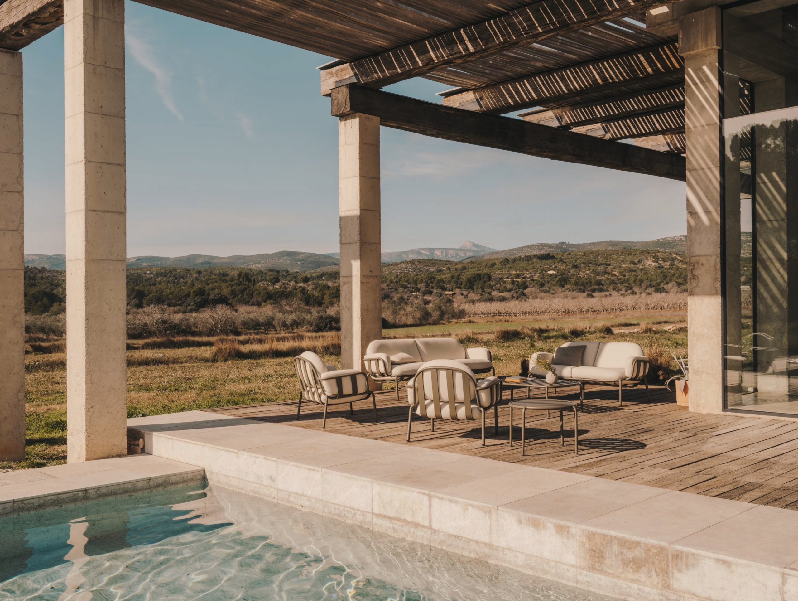 terrasse avec piscine et pergola