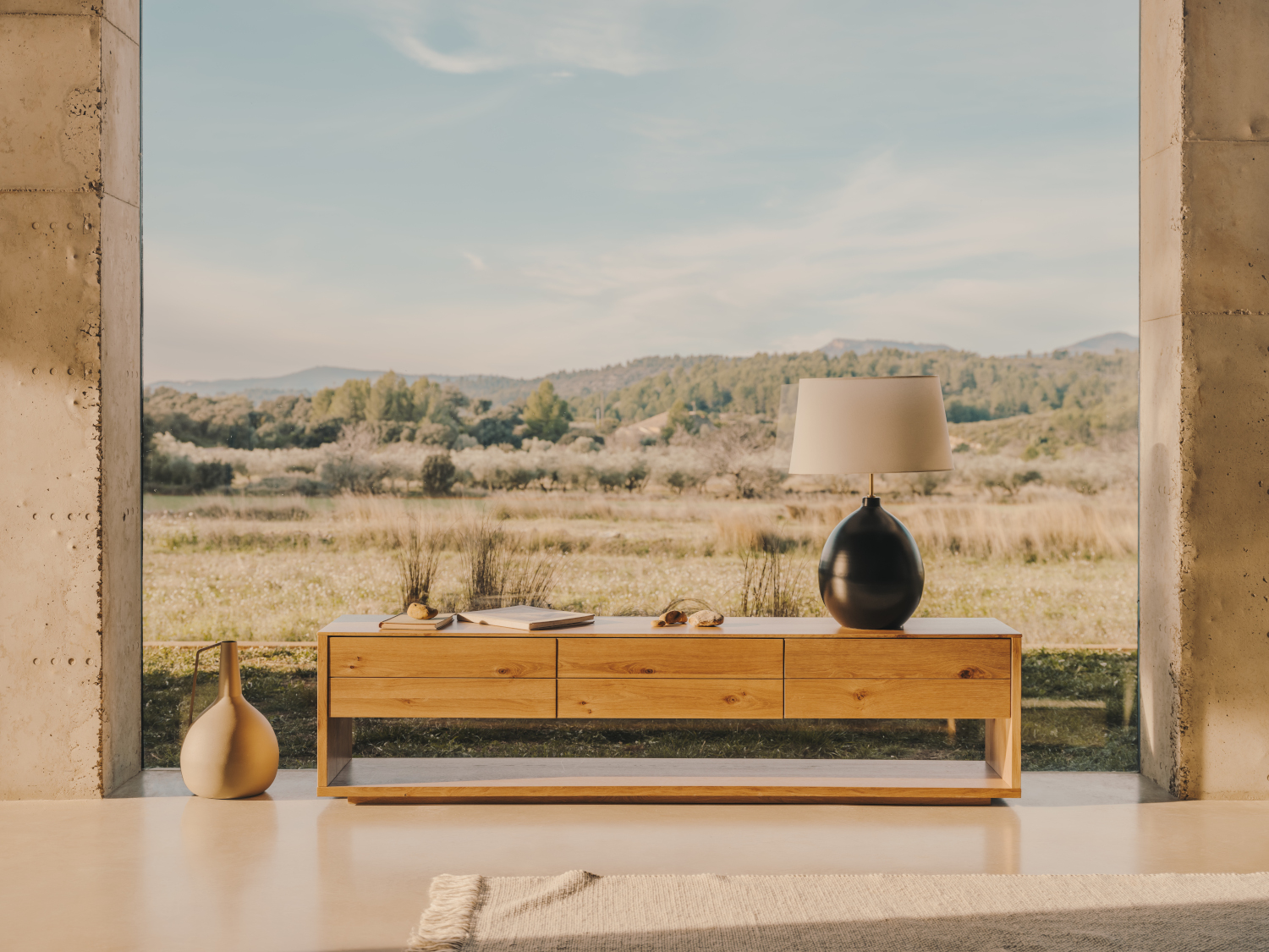 salon avec baie vitrée décoration méditerranéenne et contemporaine Kave Home