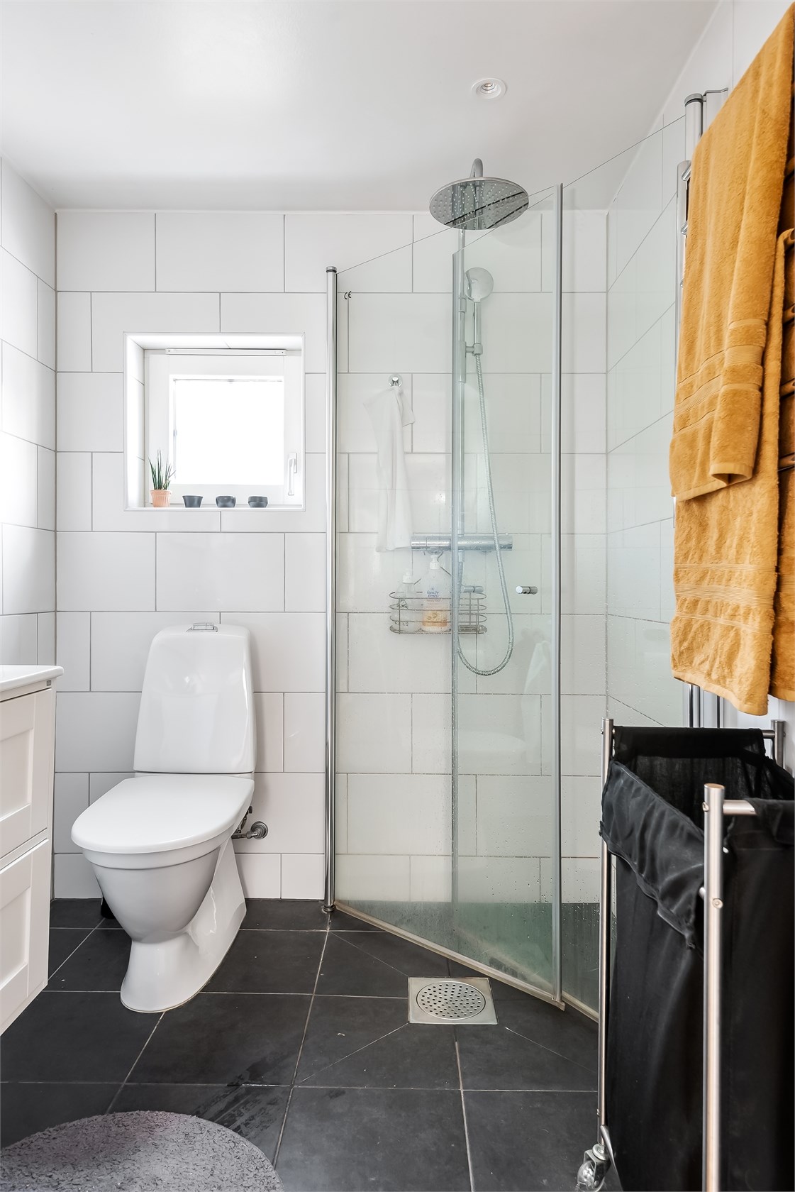 salle de bain design blanche et noire