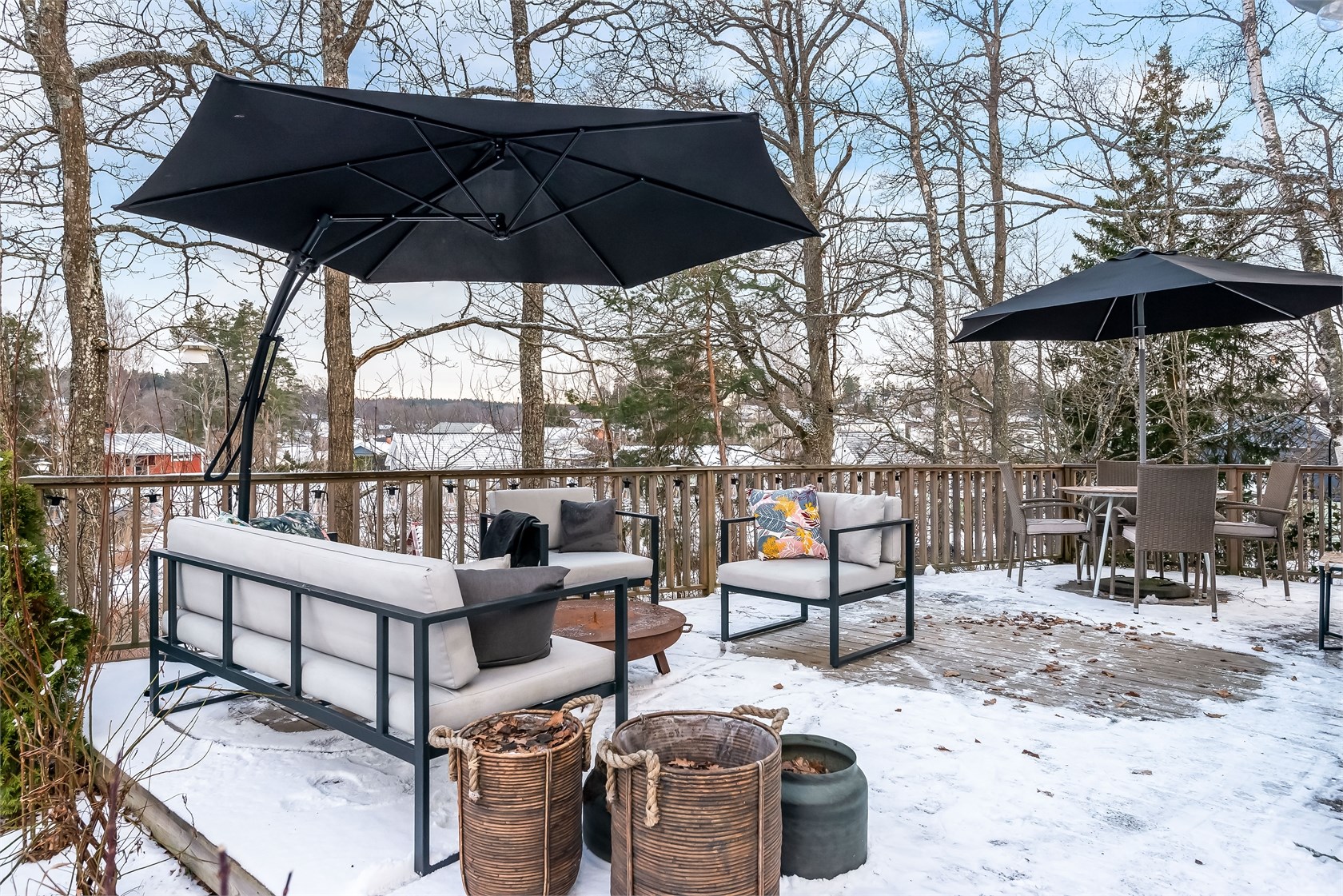 terrasse en bois sous la neige
