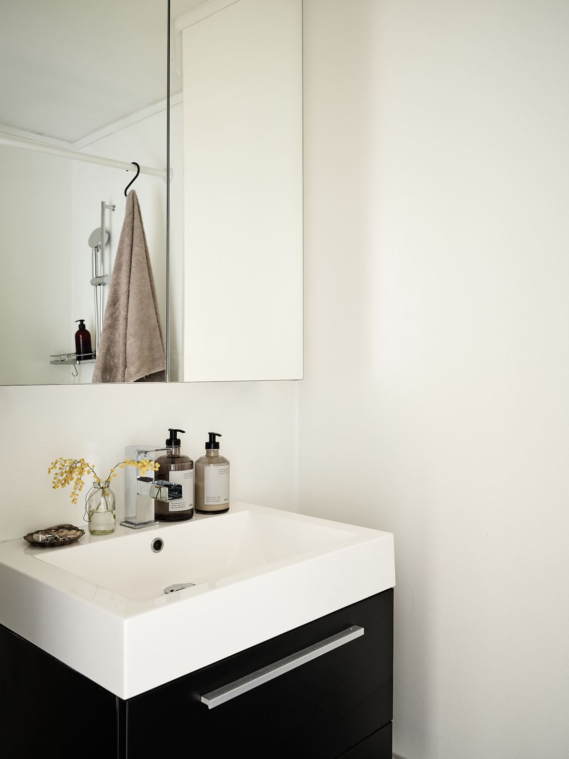 salle de bain design blanche et noire