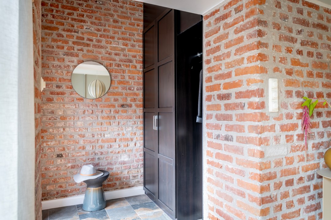 entrée mur de briques anciennes appartement rénové