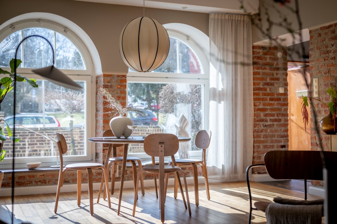 salon briques et arches appartement rénové