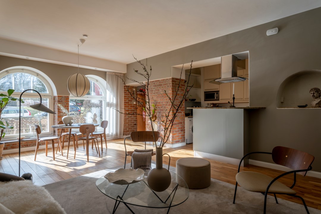 salon briques et arches appartement rénové