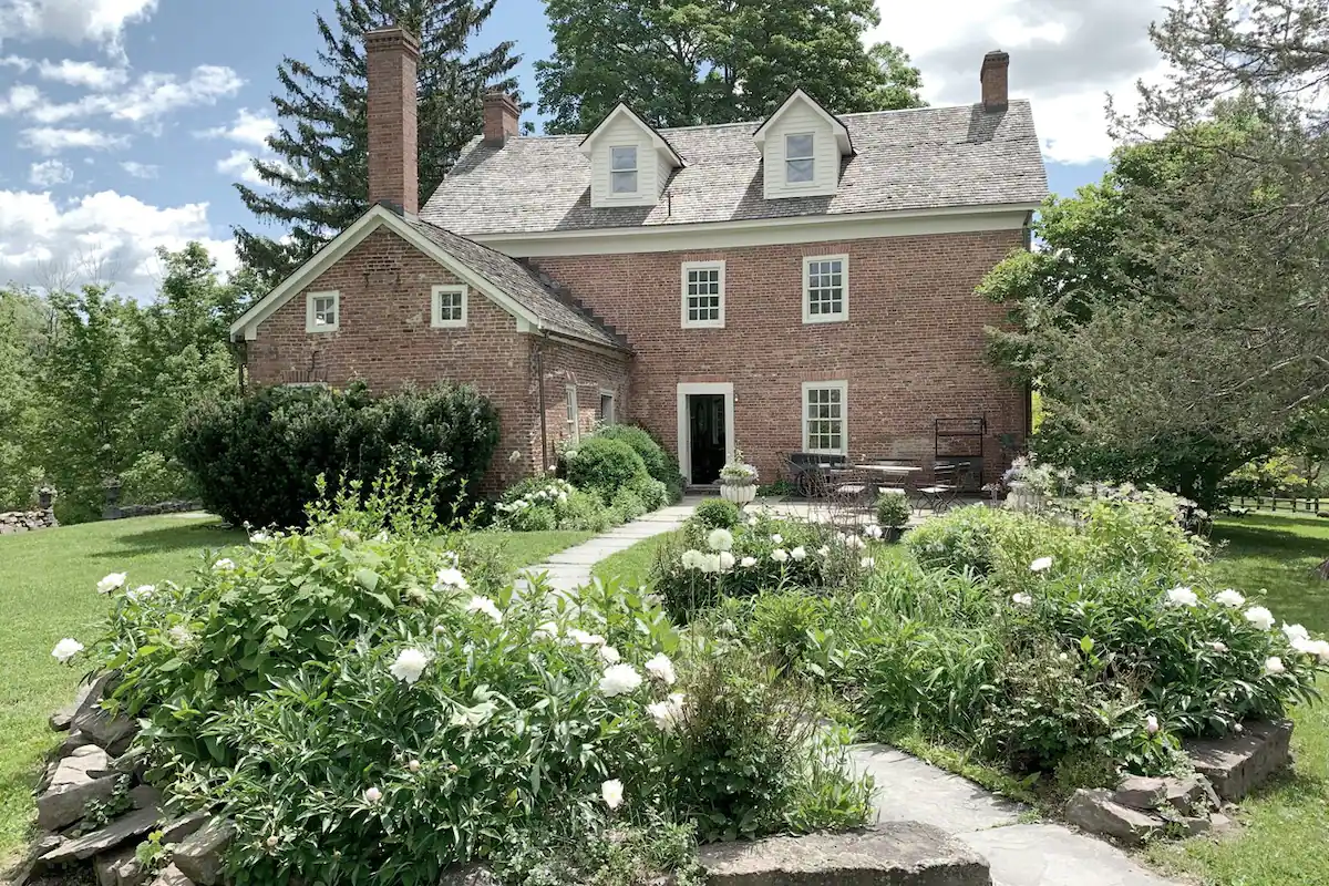 maison romantique en briques avec jardin à l maison romantique en briques avec jardin à l'anglaise