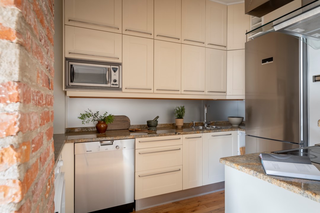 cuisine blanche avec mur de briques