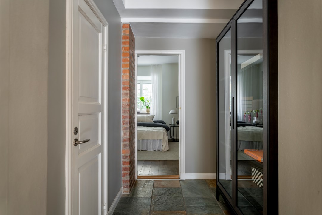 entrée avec placard miroir