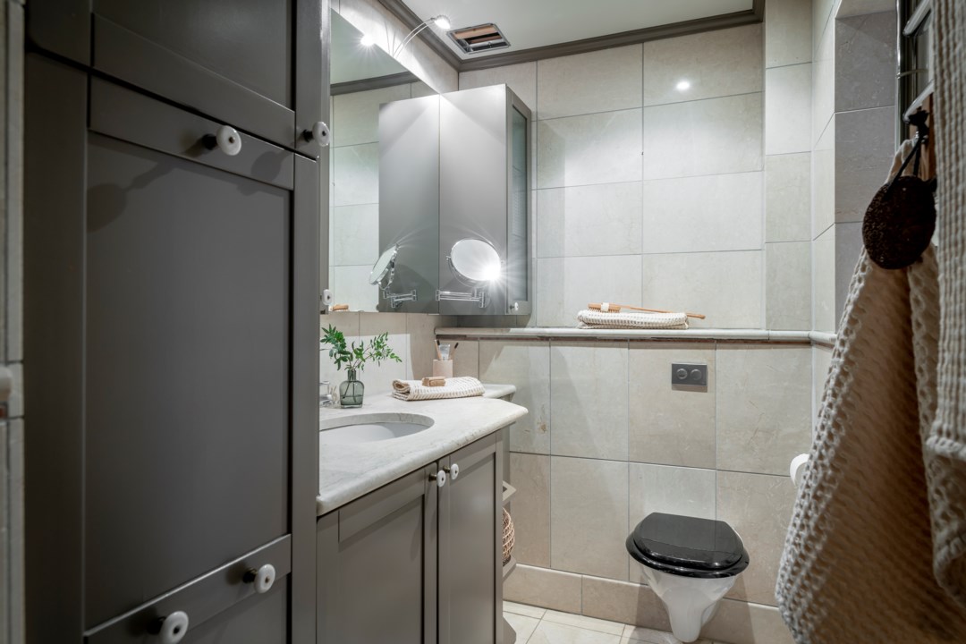 salle de bain grise et blanche
