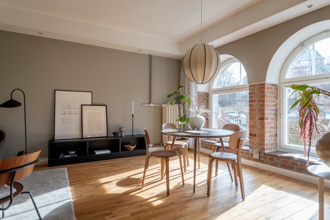 salon briques et arches appartement rénové