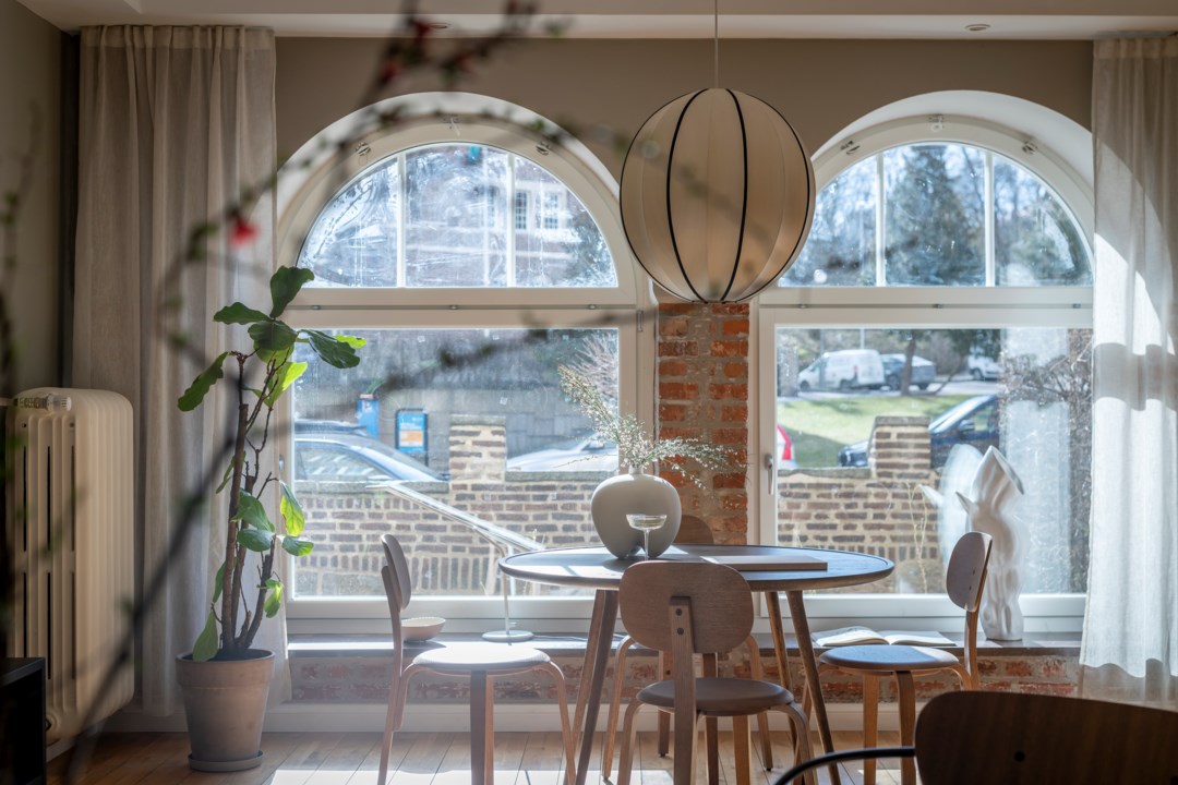 salon briques et arches appartement rénové