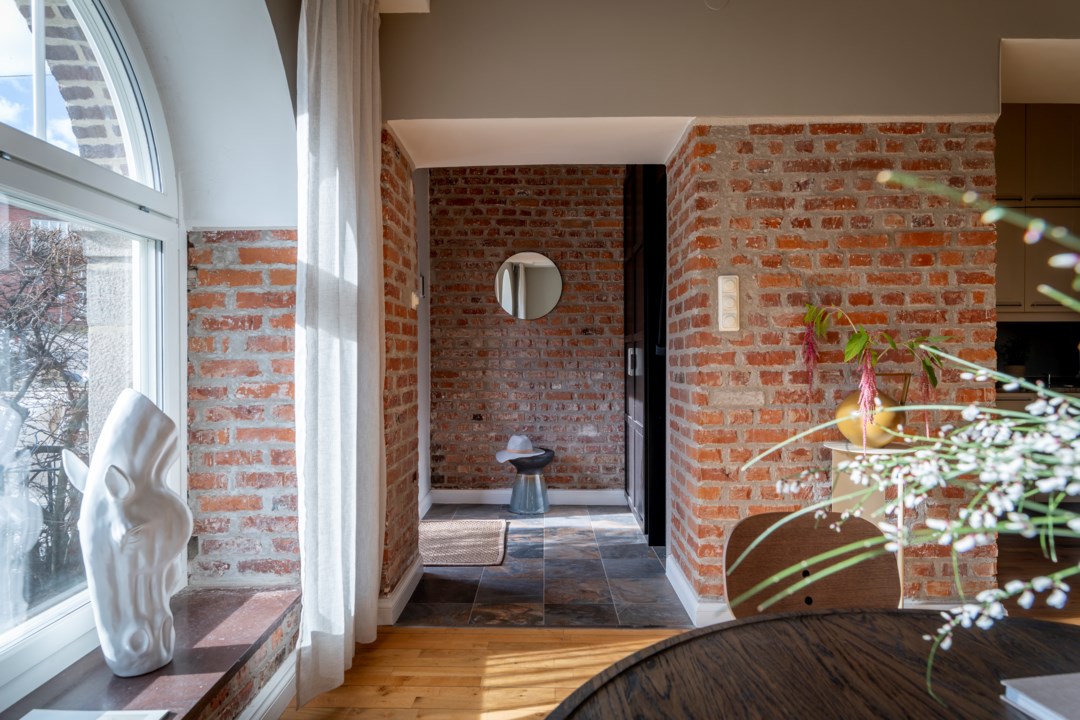 salon briques et arches appartement rénové