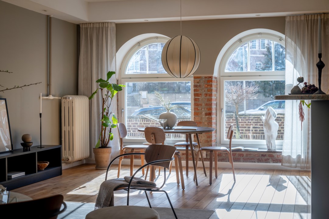salon briques et arches appartement rénové