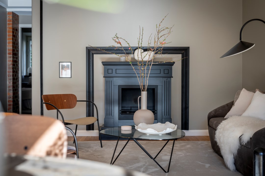 salon appartement rénové avec cheminée ancienne