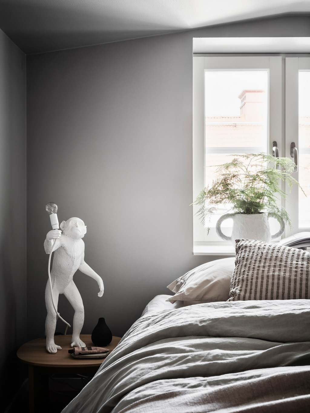 chambre mansardée avec lampe monkey seletti