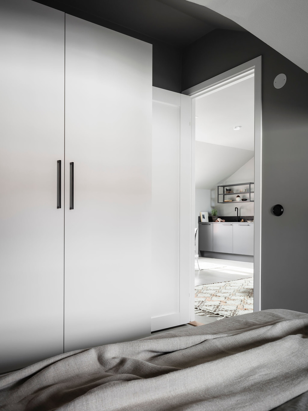 chambre mansardée avec placard