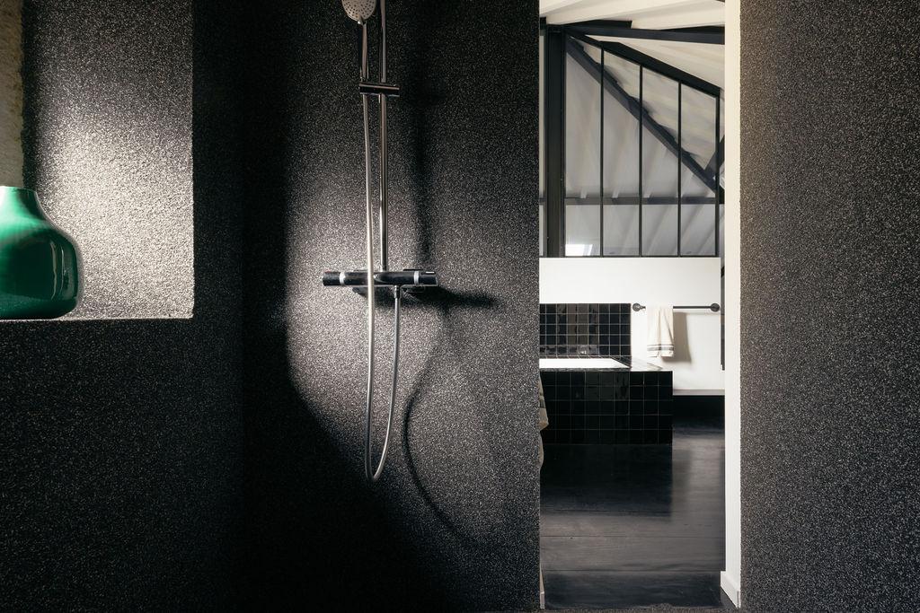 salle de bain design noire