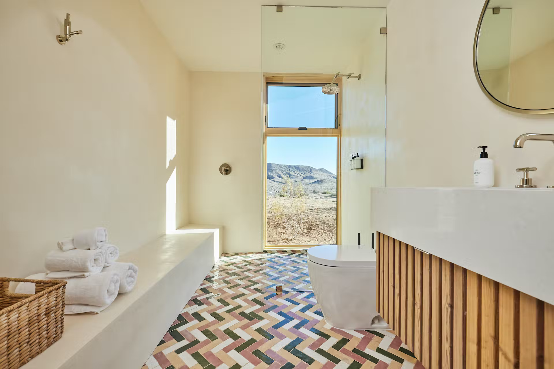salle de bain design colorée