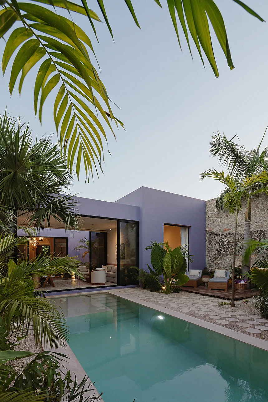 maison façade violette avec piscine maison façade violette avec piscine