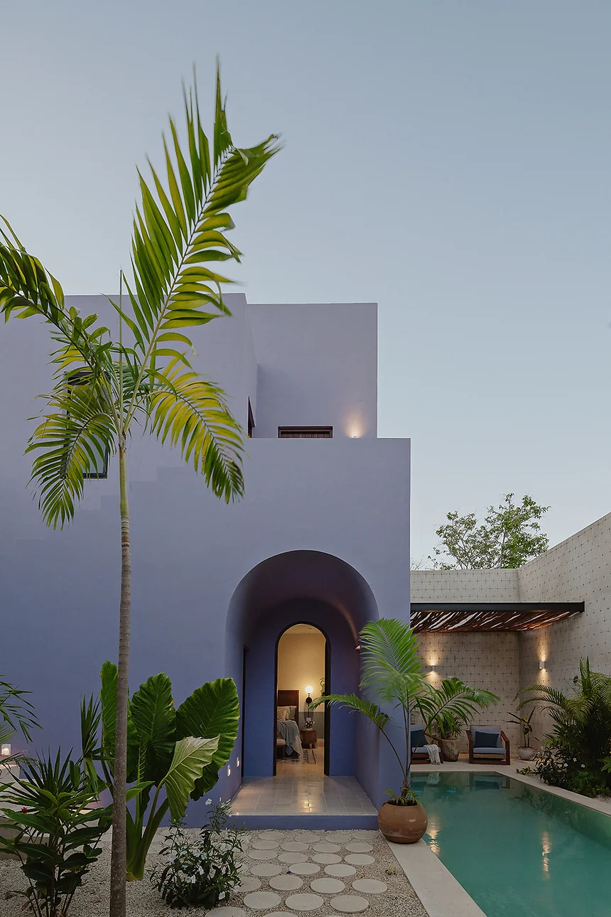 maison avec façade violette et piscine maison avec façade violette et piscine
