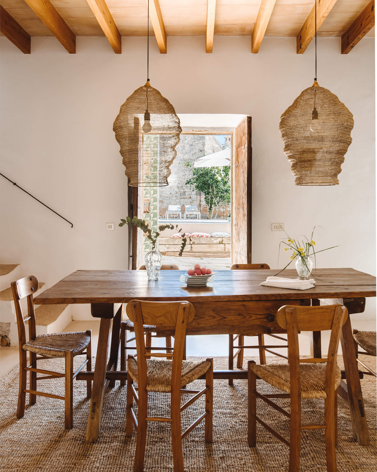 salle à manger avec poutres maison en pierre Majorque