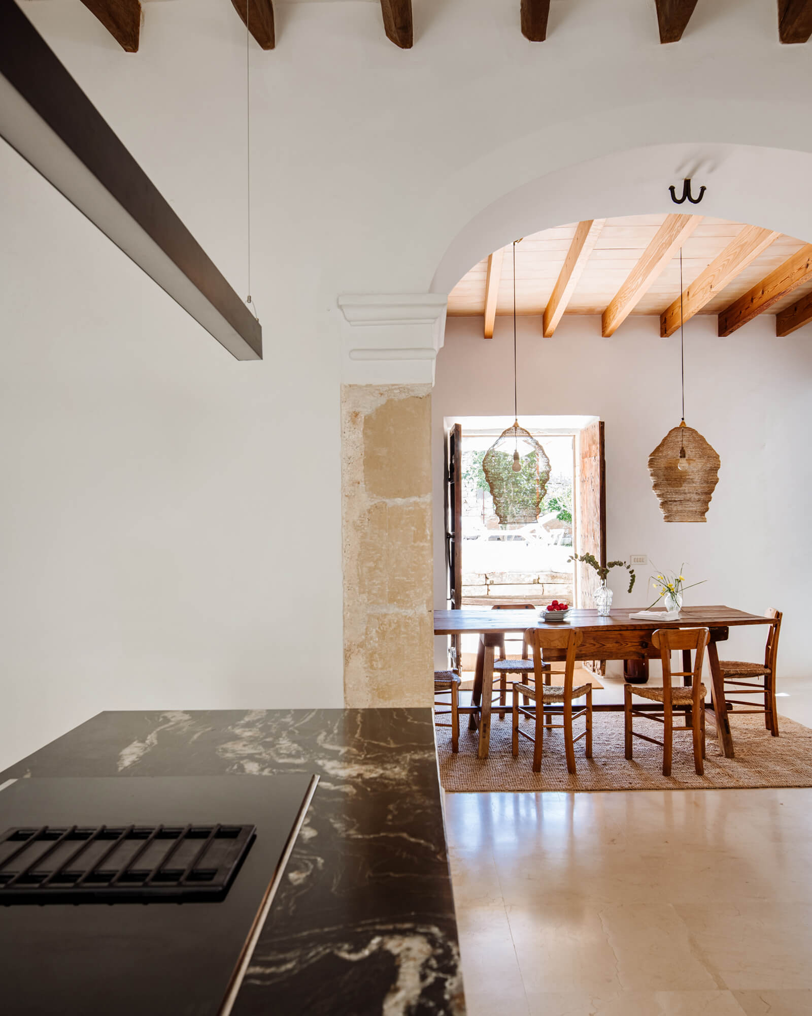 cuisine design marbre dans maison ancienne